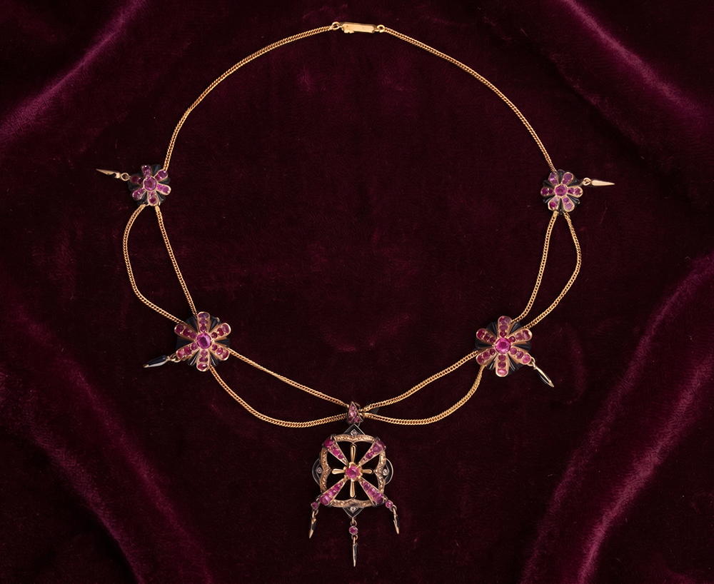 ルビーの花のロケットネックレス ブラックエナメル