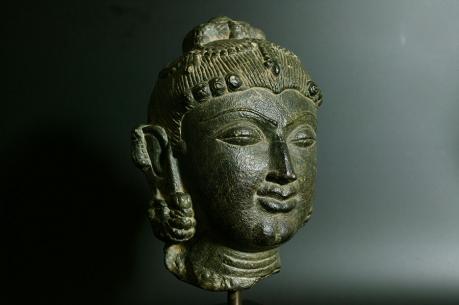 インド　女神の玄武岩頭部像(スラスンダリ) 12世紀