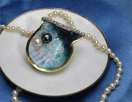 黒真珠と白真珠　輝く海色エナメルの貝のブローチ